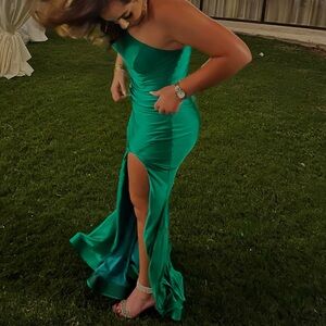 Selling a beautiful green formal dress